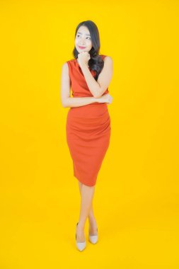 Portre güzel Asyalı kadın gülümsüyor. Renkli arka planda hareket var.