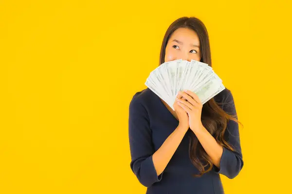 Retrato Hermosa Joven Asiática Mujer Con Dinero Dinero Efectivo Amarillo — Foto de Stock
