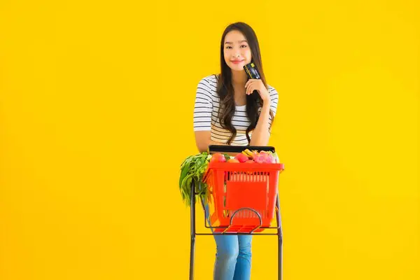 Retrato Hermosa Joven Asiática Mujer Compras Carrito Comestibles Supermercado Con —  Fotos de Stock