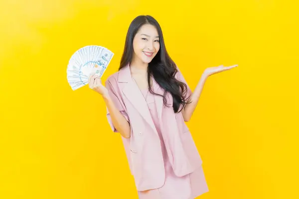 Asyalı Güzel Bir Kadının Portresi Renkli Arka Planda Bol Para — Stok fotoğraf