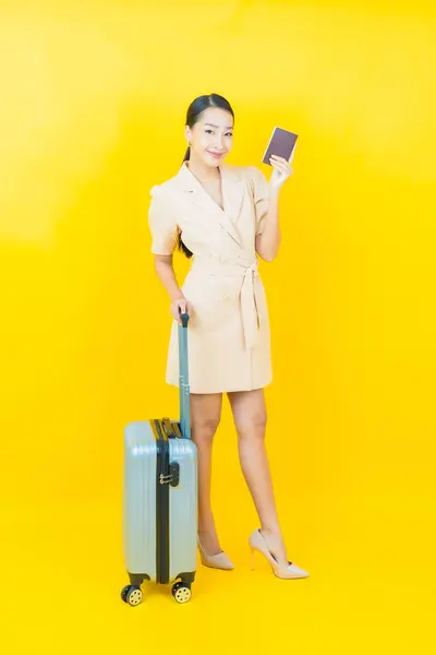 带着旅行袋和护照的漂亮年轻亚洲女子的画像 — 图库照片