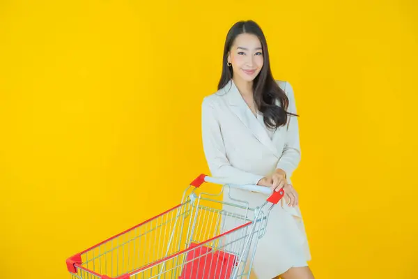 Renkli Arka Planda Süpermarketten Alınmış Market Sepetiyle Gülümseyen Güzel Asyalı — Stok fotoğraf