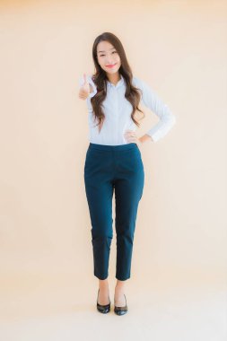 Güzel Asyalı iş kadını portresi izole edilmiş renk arka planında iş başında