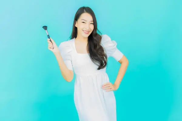 Portret Piękna Młoda Azjatycka Kobieta Makijażu Pędzel Kosmetyk Tle Koloru — Zdjęcie stockowe