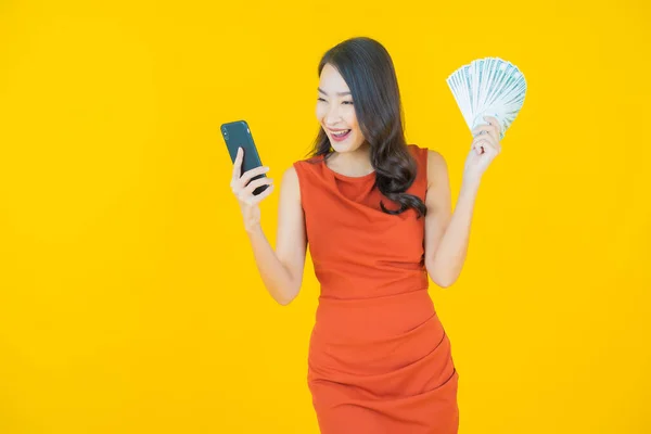 Retrato Bonito Jovem Asiático Mulher Sorriso Com Monte Dinheiro Dinheiro — Fotografia de Stock