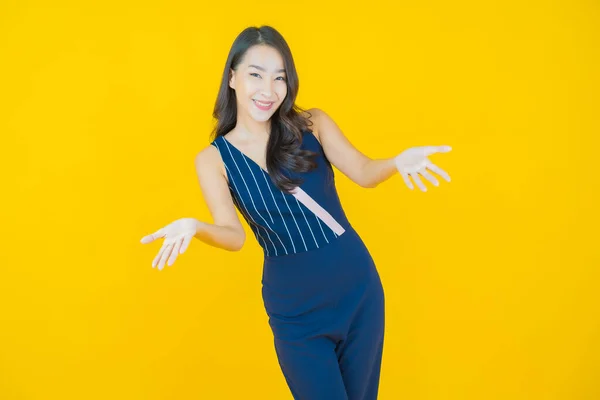 Retrato Hermosa Joven Asiática Mujer Sonrisa Con Acción Color Fondo —  Fotos de Stock