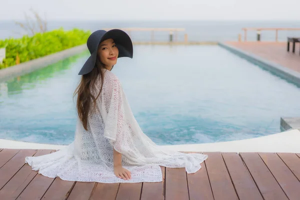 Retrato Joven Mujer Asiática Feliz Sonrisa Relajarse Alrededor Piscina Aire —  Fotos de Stock