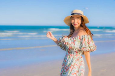 Güzel bir Asyalı kadın portresi. Mutlu bir gülümseme. Mavi gökyüzündeki tropikal deniz okyanusunda rahatla.