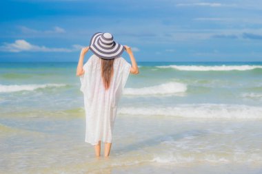 Güzel bir Asyalı kadının portresi. Plaj okyanusunda rahatla. Tatil gezisinde gülümse.