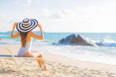 Güzel bir Asyalı kadının portresi. Rahatlayın. Plaj okyanusunda tatil yaparken gülümseyin.