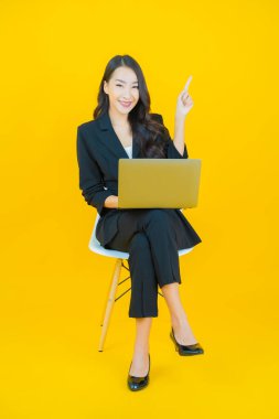 Asyalı güzel bir kadının portresi bilgisayarla izole edilmiş arka planda gülümsüyor.