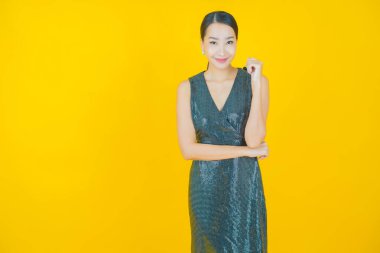 Portre güzel Asyalı kadın gülümsüyor. Renkli arka planda hareket var.