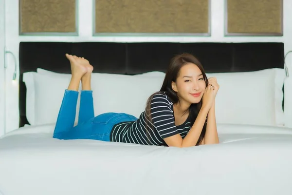 Retrato Hermosa Joven Asiática Mujer Sonrisa Relajarse Cama Dormitorio Interior — Foto de Stock