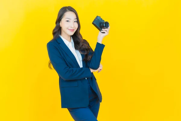 肖像美しい若いアジアの女性は 色の背景にカメラを使用 — ストック写真