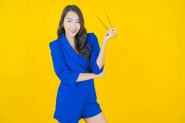 Portret Mooie Jonge Aziatische Vrouw Met Eetstokjes Kleur Achtergrond — Stockfoto