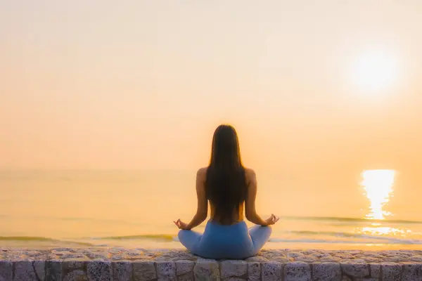Portrait Young Asian Woman Meditation Sea Beach Ocean Sunrise Health — Stock Photo, Image