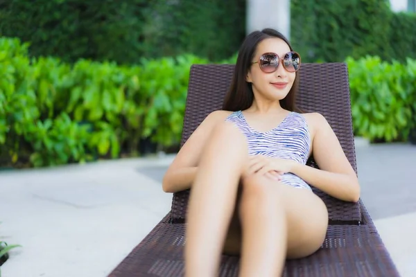 아름다운 아시아 여성들은 여행을 리조트 해변의 수영장에서 즐거운 미소를 — 스톡 사진