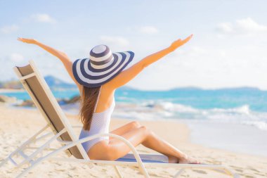 Güzel bir Asyalı kadının portresi. Rahatlayın. Plaj okyanusunda tatil yaparken gülümseyin.