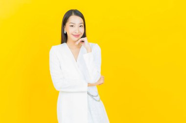 Portre güzel Asyalı kadın gülümsüyor. Renkli arka planda hareket var.