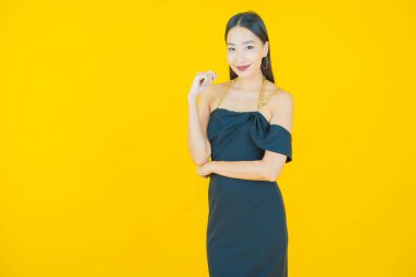 Portre güzel Asyalı kadın gülümsüyor. Renkli arka planda hareket var.