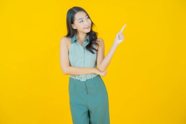 Portre güzel Asyalı kadın gülümsüyor. Renkli arka planda hareket var.