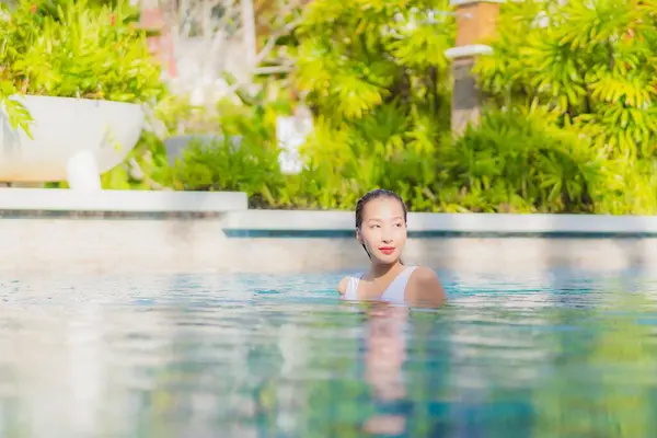 Porträt Schöne Junge Asiatische Frau Entspannen Lächeln Freizeit Rund Freibad — Stockfoto