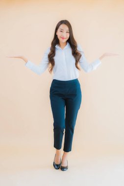 Güzel Asyalı iş kadını portresi izole edilmiş renk arka planında iş başında