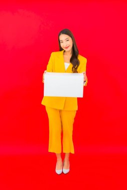 Karton kutulu güzel Asyalı kadın nakliyeye hazır.