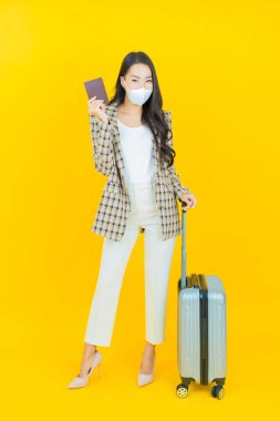 Çantalı ve pasaportlu güzel Asyalı kadın seyahate hazır.