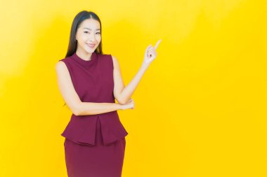 Portre güzel Asyalı kadın gülümsüyor. Renkli arka planda hareket var.