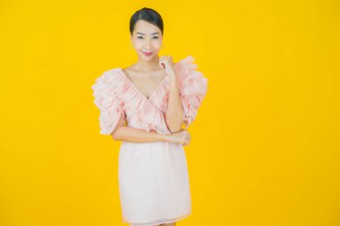 Portre güzel Asyalı kadın gülümsüyor. Renkli arka planda hareket var.