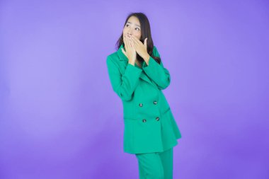 Portre güzel Asyalı kadın gülümsüyor. Renkli arka planda hareket var.