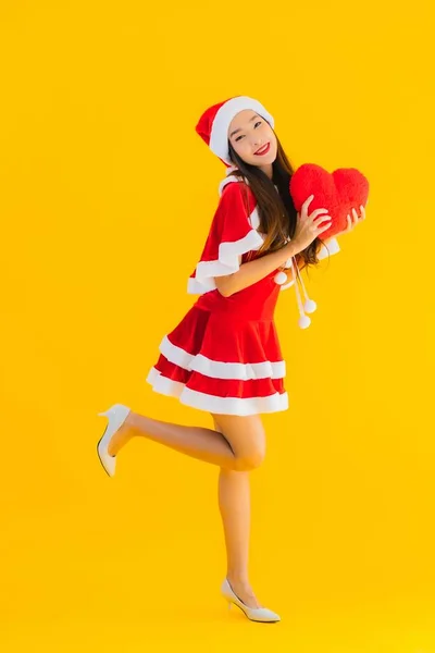 Güzel Genç Asyalı Noel Kıyafetleri Şapkası Sarı Izole Edilmiş Arka — Stok fotoğraf