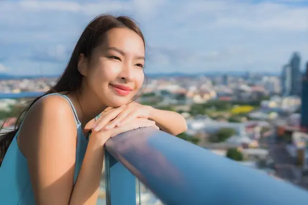 Retrato Bonito Jovem Asiático Mulher Redor Varanda Com Vista Livre — Fotografia de Stock