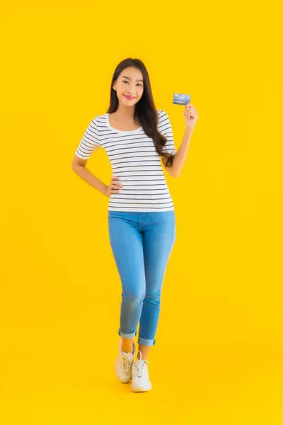 Portret Mooie Jonge Aziatische Vrouw Tonen Credit Card Voor Online — Stockfoto