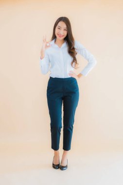 Güzel Asyalı iş kadını portresi izole edilmiş renk arka planında iş başında