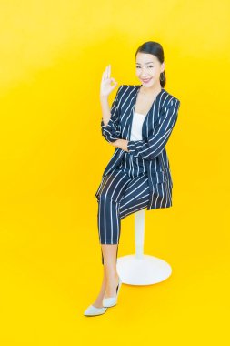 Portre güzel Asyalı kadın gülümsüyor. Renkli arka planda hareket var.