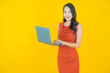 Asyalı güzel bir kadının portresi bilgisayarla izole edilmiş arka planda gülümsüyor.