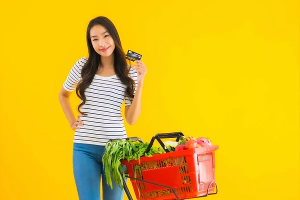 Portret Piękna Młoda Azjatycka Kobieta Zakupy Sklep Spożywczy Supermarketu Karty — Zdjęcie stockowe