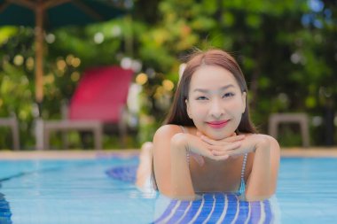 Güzel bir Asyalı kadın portresi. Rahatına bak. Rahatına bak.