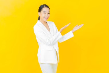 Portre güzel Asyalı kadın gülümsüyor. Renkli arka planda hareket var.