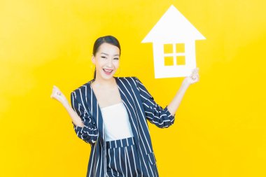 Ev ya da kağıt tabelalı güzel Asyalı kadın portresi