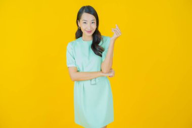 Portre güzel Asyalı kadın gülümsüyor. Renkli arka planda hareket var.