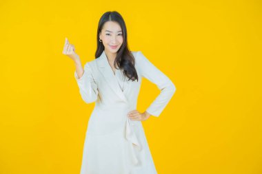 Portre güzel Asyalı kadın gülümsüyor. Renkli arka planda hareket var.