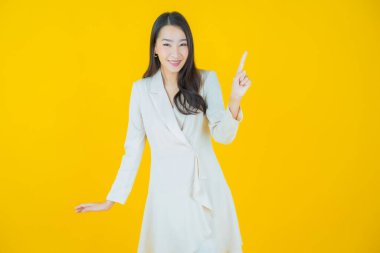 Portre güzel Asyalı kadın gülümsüyor. Renkli arka planda hareket var.