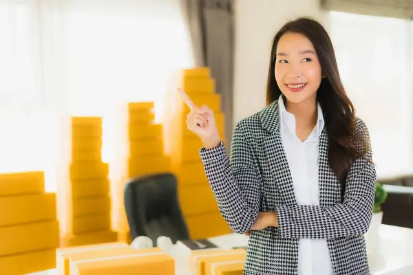 아시아 사업가가 인터넷 쇼핑을 준비가 상자가 전화를 가지고 집에서 일하고 — 스톡 사진