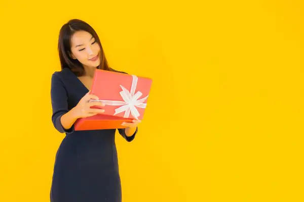 Portrait Belle Jeune Femme Asiatique Avec Boîte Cadeau Sur Fond — Photo