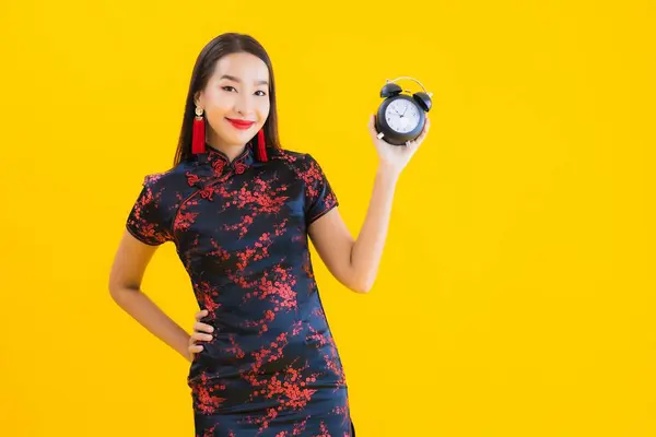 Güzel Bir Asyalı Kadın Portresi Çin Elbisesi Giyer Sarı Izole — Stok fotoğraf