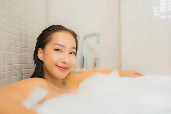Porträt Schöne Junge Asiatische Frau Entspannen Lächeln Badewanne Badezimmer Innenraum — Stockfoto