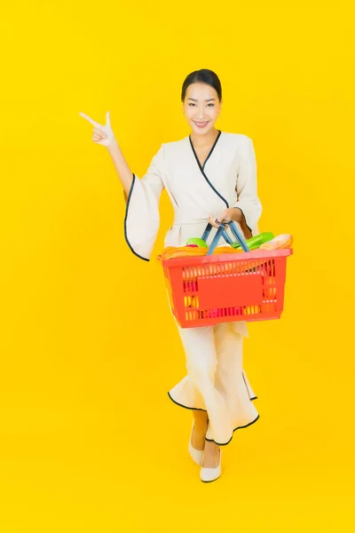 Porträt Schöne Junge Geschäftsfrau Asiatische Frau Mit Einkaufskorb Lebensmittelgeschäft Aus — Stockfoto